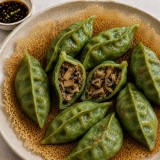 Homemade Pan-Fried Mushroom Gyoza with vegetables 罗汉菌菇煎饺 (6 pcs)